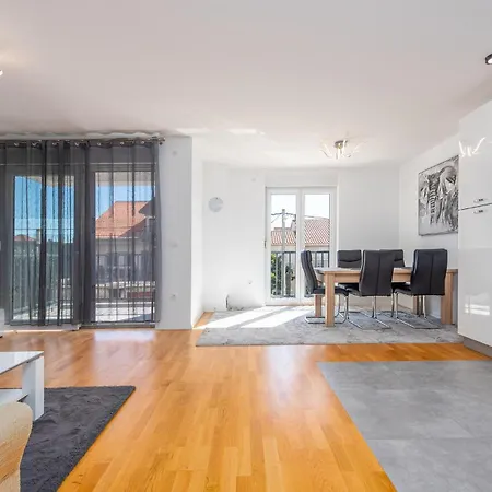 2 Bedroom Lovely In Apartment *