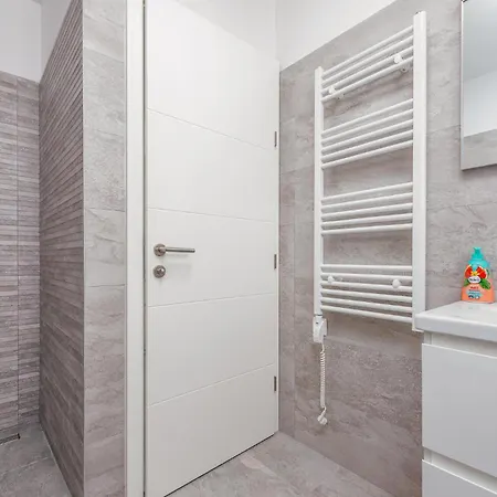 2 Bedroom Lovely In Apartment *