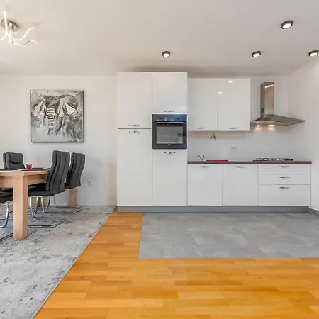 Appartement 2 Bedroom Lovely In Zadar