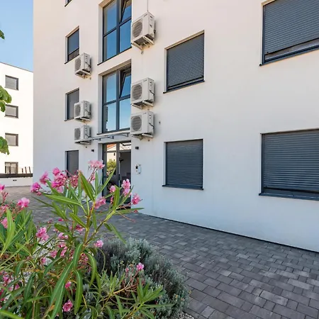2 Bedroom Lovely In Apartment *