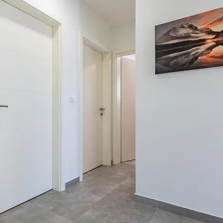 2 Bedroom Lovely In Apartment *